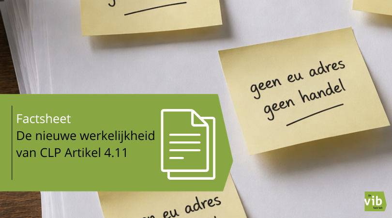 Een stapel witte papieren op een houten bureau met meerdere gele post-its waarop staat: ‘Geen EU-adres, geen handel